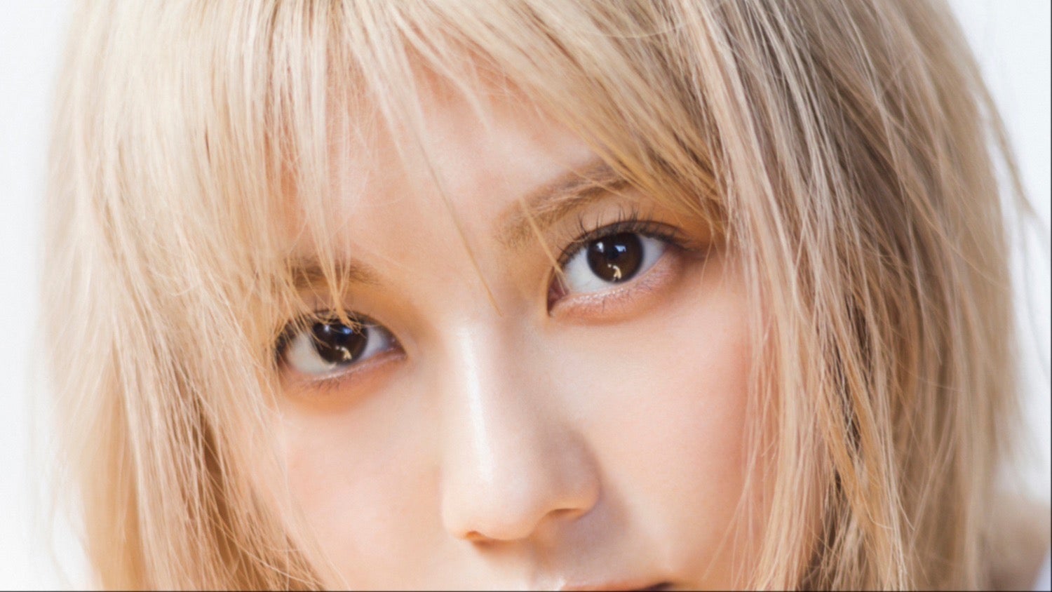 5月22日(金) AM0:00より予約受付スタート！ 鈴木萌花、初デジタル写真